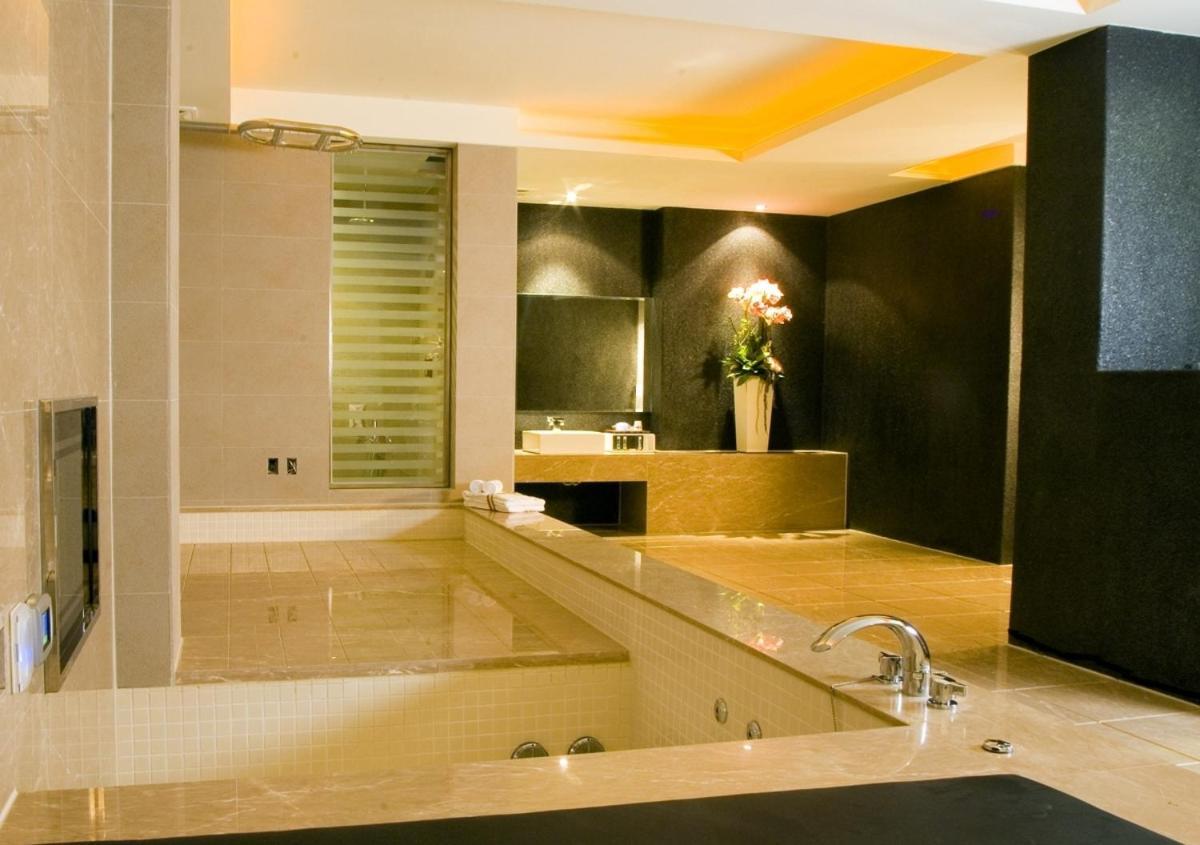 Hip Spa Motel Taichung Buitenkant foto